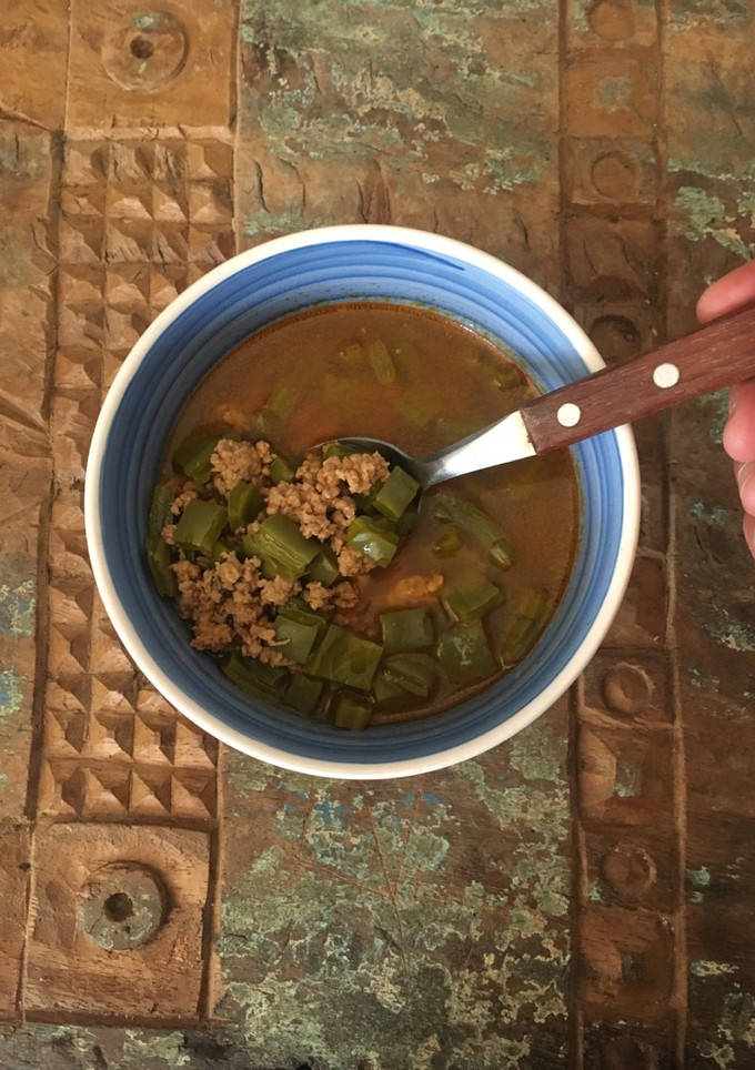 Una foto de Caldo de picadillo con nopal