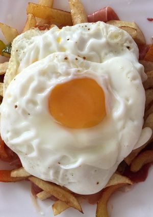 Una foto de Huevos rotos con jamón
