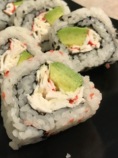 Una foto de California Roll ~Sushi de Aguacate y Surimi (No es Estilo Japonés)~
