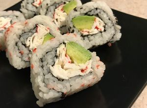 Una foto de California Roll ~Sushi de Aguacate y Surimi (No es Estilo Japonés)~