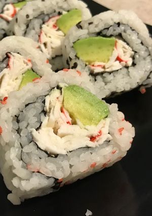 Una foto de California Roll ~Sushi de Aguacate y Surimi (No es Estilo Japonés)~