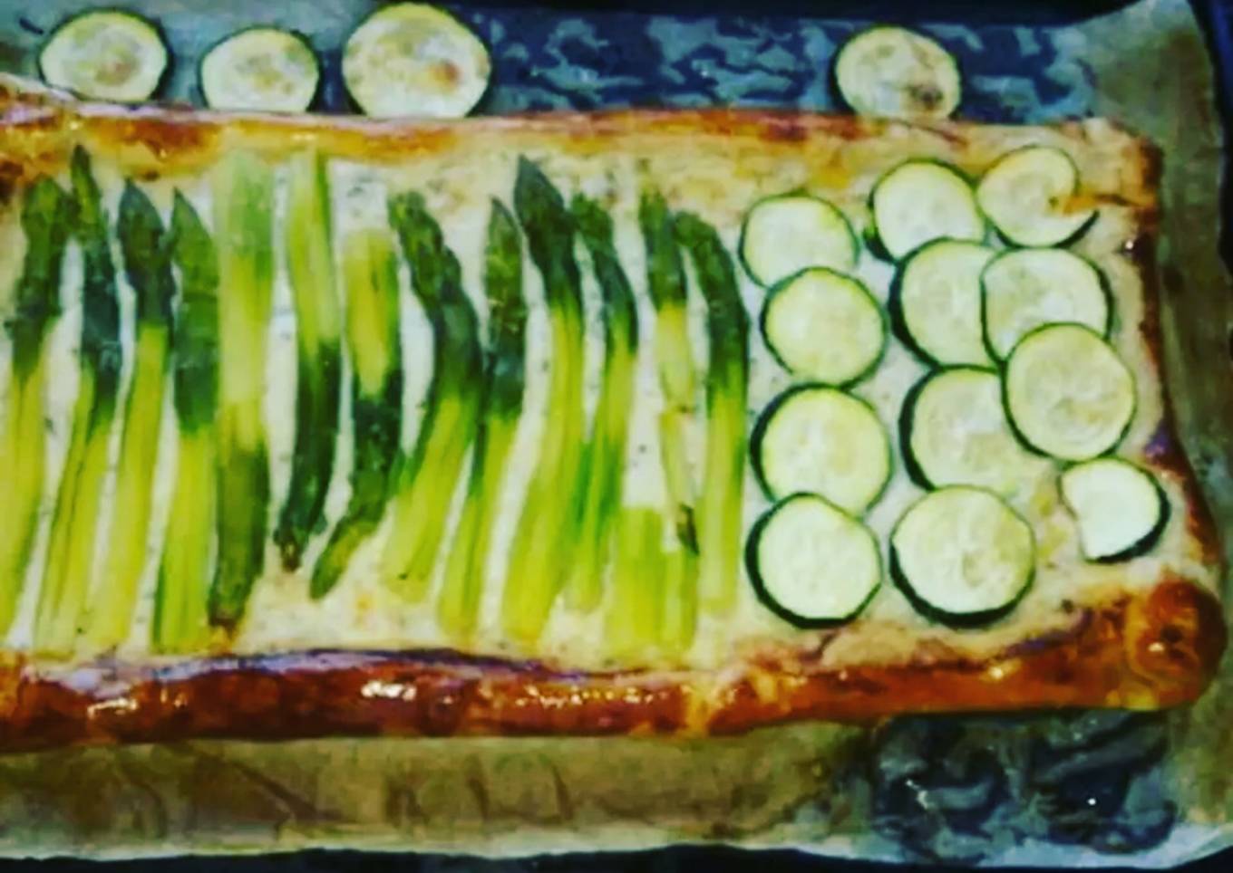 Asparagus-zucchini puff pastry pie