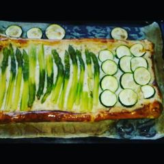 A picture of Asparagus-zucchini puff pastry pie.