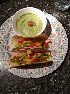 Una foto de Fajitas vegetarianas con guacamole