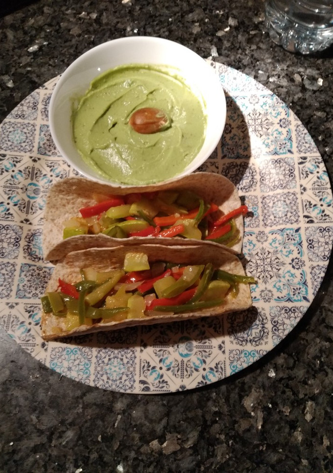 Una foto de Fajitas vegetarianas con guacamole