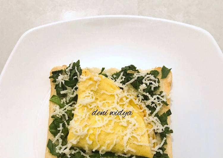 Breakfast Toast : Kale, Telur Omelet, Keju