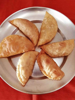 मावा गुजिया (Mawa gujiya recipe in Hindi) रेसिपी मुख्य फोटो