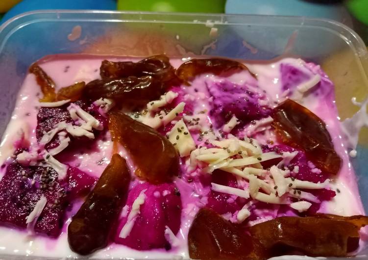 Salad Kurma dan buah Naga with Yogurt (cemilan diet)