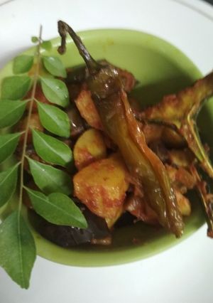 A picture of Aloo baingan bhaji.