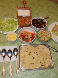 Una foto de Taco bar con rellenos variados: porotos negros, camarones, albacora