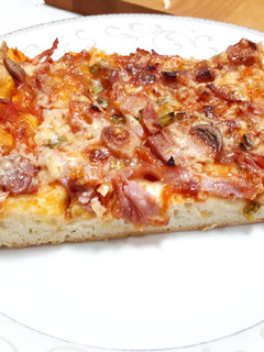 Una foto de Pizza con lacón y salchichas ahumadas