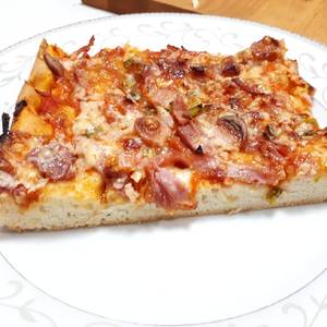 Pizza con lacón y salchichas ahumadas