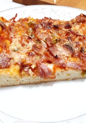 Una foto de Pizza con lacón y salchichas ahumadas