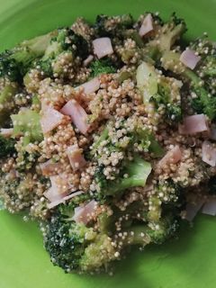 Una foto de Brócoli con quinoa y pavo