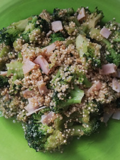 Una foto de Brócoli con quinoa y pavo