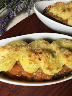 Una foto de Berenjena, butifarra a la pimienta, parmentier