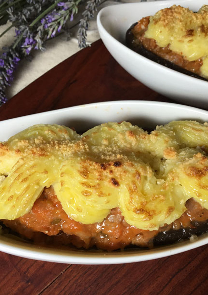 Una foto de Berenjena, butifarra a la pimienta, parmentier