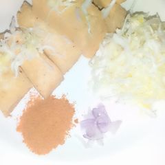 Egg and eggless tofu A picture of Egg and eggless tofu.