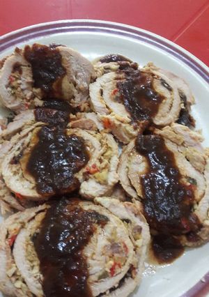 Una foto de Lomo relleno bañado en salsa de ciruela