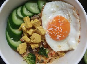 Hình của món Cơm rang kim chi xào rau củ và ức gà.