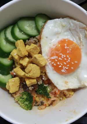Hình của món Cơm rang kim chi xào rau củ và ức gà.