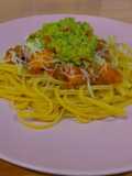 Pasta con salsa pomodoro de lentejas y guacamole