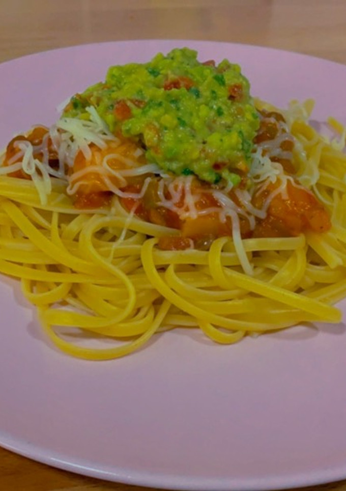 Una foto de Pasta con salsa pomodoro de lentejas y guacamole