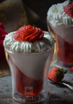 Une photo de Verrines à la fraise : aspic au miel et mousse