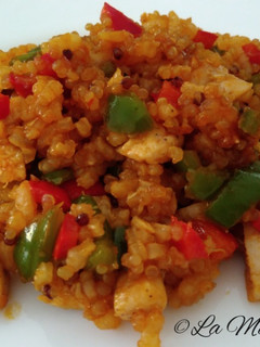 Una foto de Salteado de quinoa con arroz, pavo y verduras