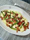 Ñoquis de patata con crema de espárragos y panceta crunch