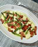 Ñoquis de patata con crema de espárragos y panceta crunch