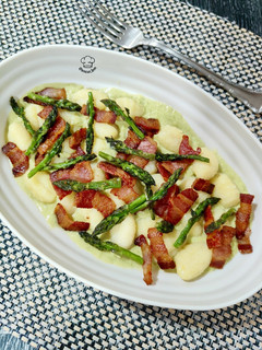 Una foto de Ñoquis de patata con crema de espárragos y panceta crunch