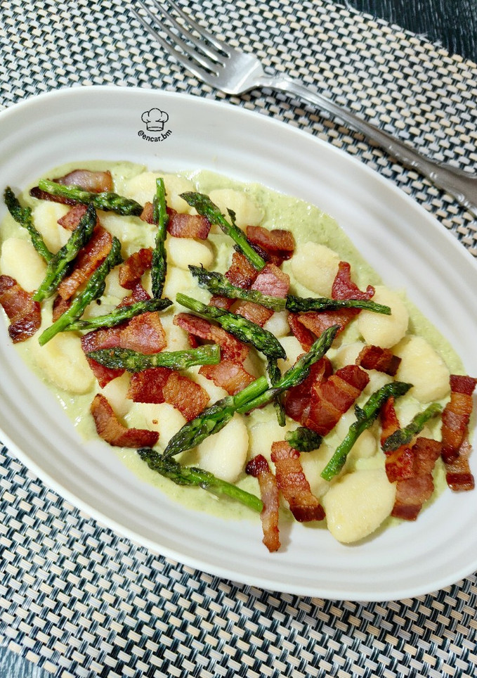 Una foto de Ñoquis de patata con crema de espárragos y panceta crunch