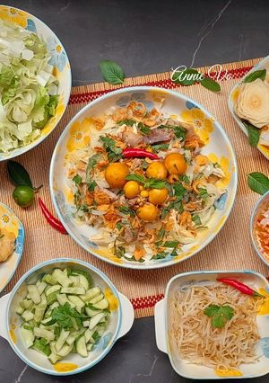 A picture of Banh Uot with Chicken and Offal.