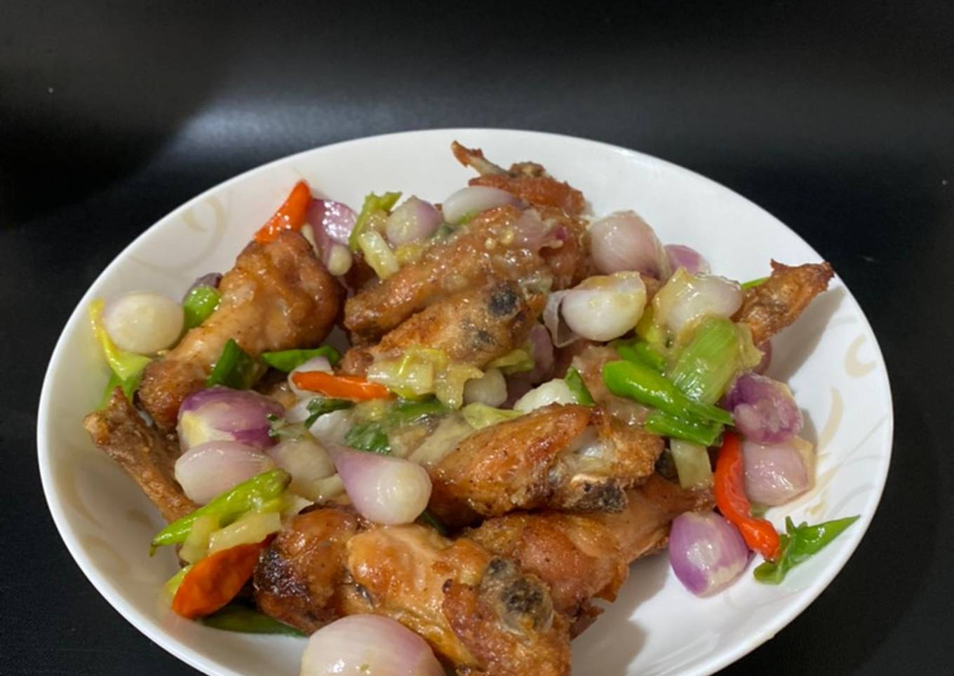 Sayap ayam goreng dengan bawang goreng
