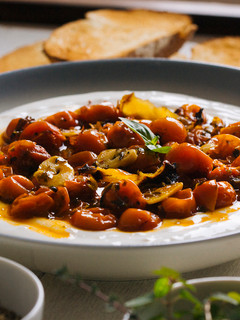 Una foto de Tomates cherry asados con salsa de yogur griego