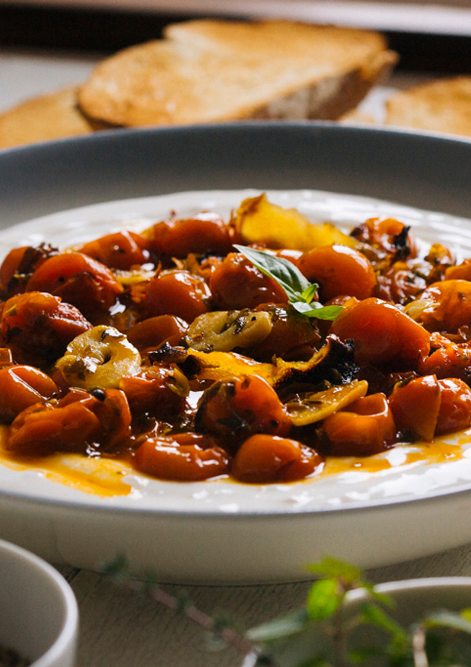 Una foto de Tomates cherry asados con salsa de yogur griego