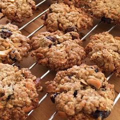 A picture of Crunchy cookies with cashew nuts and cranberries 🍪.