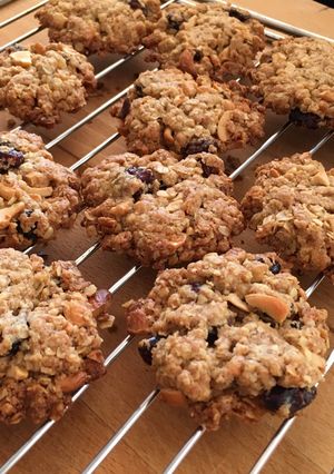 A picture of Crunchy cookies with cashew nuts and cranberries 🍪.