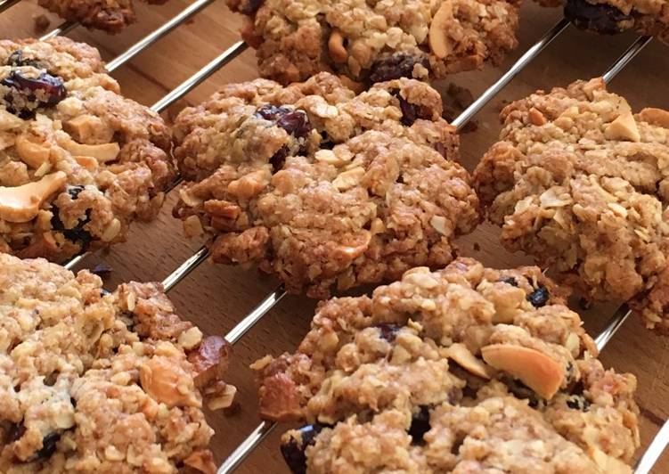 Simple Way to Prepare Favorite Crunchy cookies with cashew nuts and cranberries 🍪