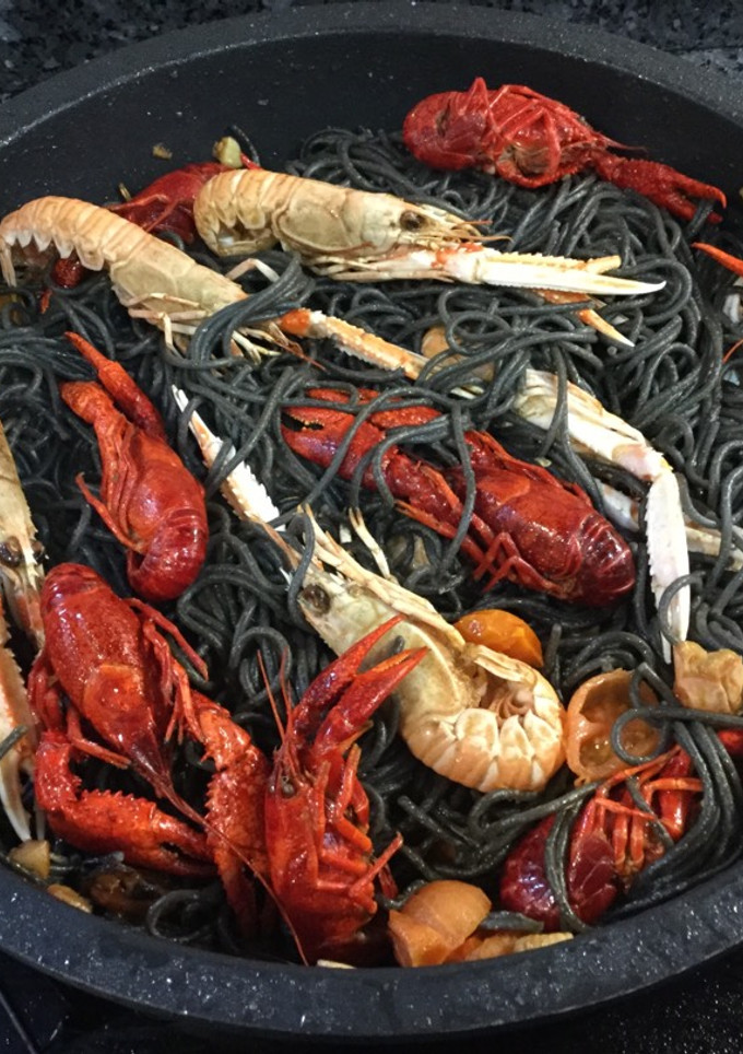 Una foto de Spaguetti nero con cangrejos de río
