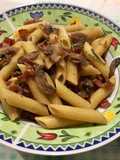 Penne rigate con hongos y tocino