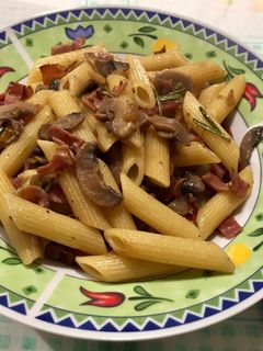 Una foto de Penne rigate con hongos y tocino