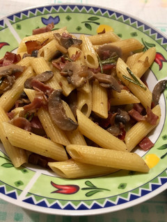 Una foto de Penne rigate con hongos y tocino