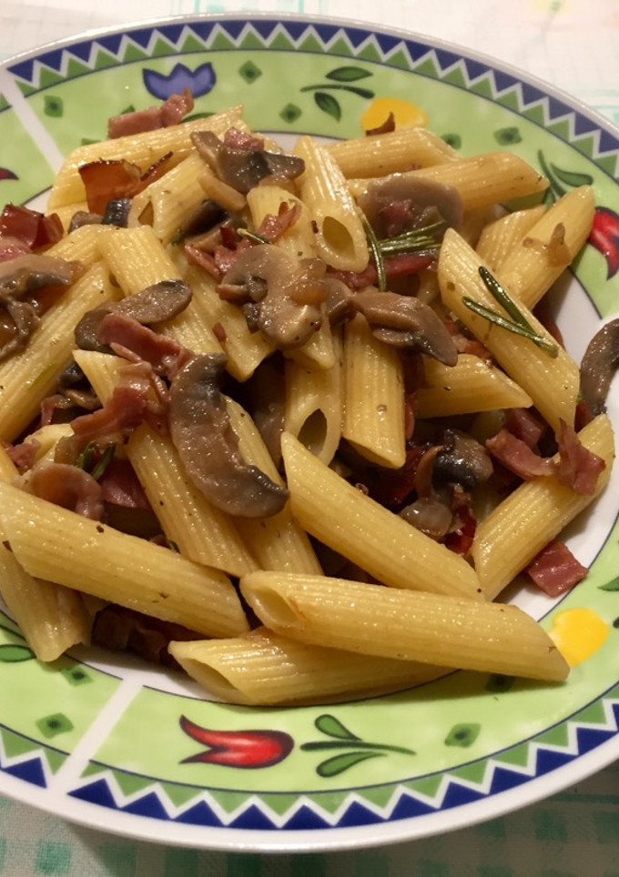 Una foto de Penne rigate con hongos y tocino