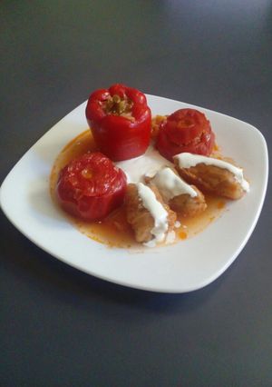 O poză a rețetei Sărmăluțe, ardei și roșii umplute.