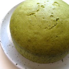 A picture of Steamed Matcha Cake.