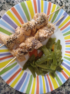 Una foto de Brochetas de salmón y verduras