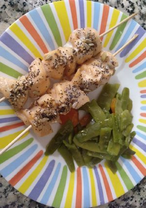 Foto principal de Brochetas de salmón y verduras