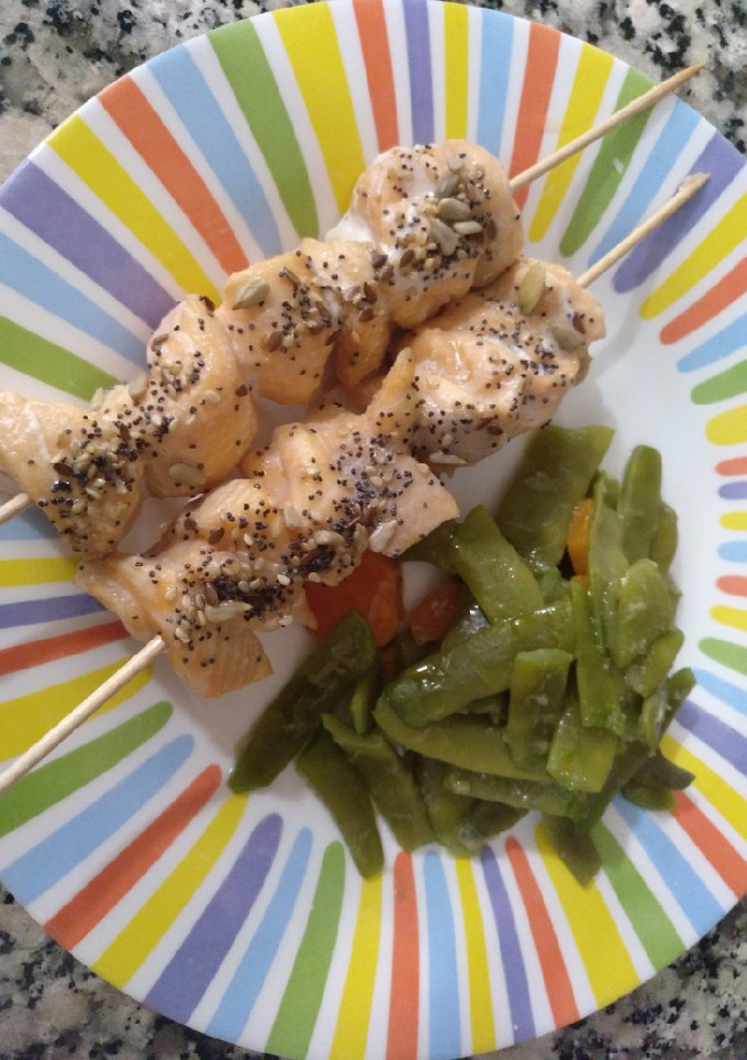 Una foto de Brochetas de salmón y verduras